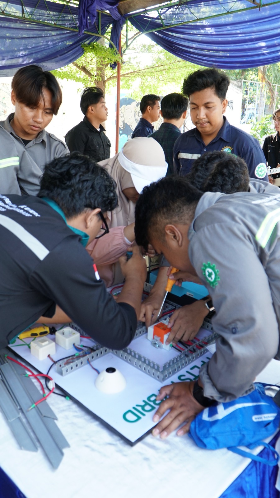 Perakitan PLTS HYBRID sesi Pagi